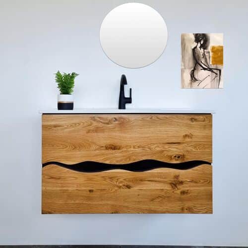 ארון אמבטיה תלוי רוחב 100 ס"מ בעומק 46 ס"מ עשוי מעץ מלא אלון מבוקע עם כיור משטח חרס שקוע דגם גליל 100