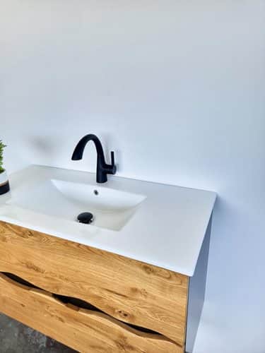 ארון אמבטיה תלוי רוחב 100 ס"מ בעומק 46 ס"מ עשוי מעץ מלא אלון מבוקע עם כיור משטח חרס שקוע דגם גליל 100