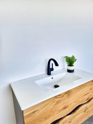 ארון אמבטיה תלוי רוחב 100 ס"מ בעומק 46 ס"מ עשוי מעץ מלא אלון מבוקע עם כיור משטח חרס שקוע דגם גליל 100