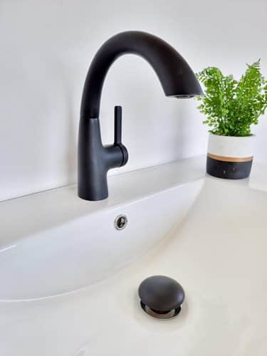 ארון אמבטיה תלוי רוחב 100 ס"מ בעומק 46 ס"מ עשוי מעץ מלא אלון מבוקע עם כיור משטח חרס שקוע דגם גליל 100