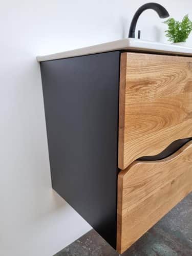 ארון אמבטיה תלוי רוחב 100 ס"מ בעומק 46 ס"מ עשוי מעץ מלא אלון מבוקע עם כיור משטח חרס שקוע דגם גליל 100