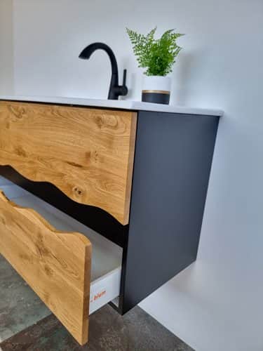 ארון אמבטיה תלוי רוחב 100 ס"מ בעומק 46 ס"מ עשוי מעץ מלא אלון מבוקע עם כיור משטח חרס שקוע דגם גליל 100