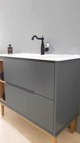 ארון אמבטיה עומד רוחב 100 ס"מ בעומק 46 ס"מ צבע לבן מט עם כיור משטח חרס שקוע דגם תמנון 100