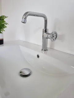 ארון אמבטיה תלוי רוחב 100 ס"מ בעומק 46 ס"מ צבע לבן מבריק עם כיור משטח חרס שקוע דגם ויקטוריה 100