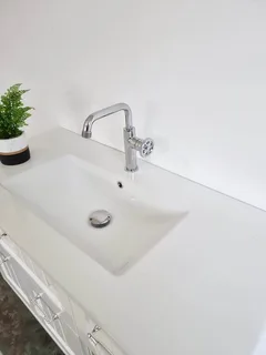 ארון אמבטיה תלוי רוחב 100 ס"מ בעומק 46 ס"מ צבע לבן מבריק עם כיור משטח חרס שקוע דגם ויקטוריה 100