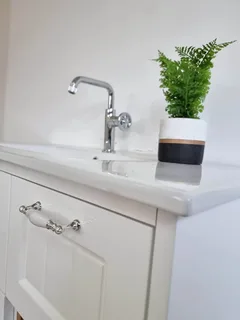 ארון אמבטיה תלוי רוחב 100 ס"מ בעומק 46 ס"מ צבע לבן מבריק עם כיור משטח חרס שקוע דגם ויקטוריה 100