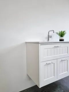 ארון אמבטיה תלוי רוחב 100 ס"מ בעומק 46 ס"מ צבע לבן מבריק עם כיור משטח חרס שקוע דגם ויקטוריה 100