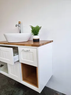 ארון אמבטיה תלוי רוחב 100 ס"מ בעומק 46 ס"מ צבע לבן מבריק עם משטח עץ מלא להנחת כיור מונח דגם בישו 100