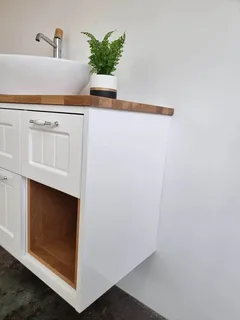 ארון אמבטיה תלוי רוחב 100 ס"מ בעומק 46 ס"מ צבע לבן מבריק עם משטח עץ מלא להנחת כיור מונח דגם בישו 100