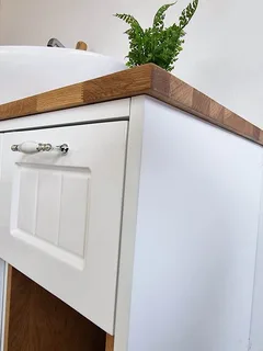 ארון אמבטיה תלוי רוחב 100 ס"מ בעומק 46 ס"מ צבע לבן מבריק עם משטח עץ מלא להנחת כיור מונח דגם בישו 100