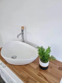 ארון אמבטיה תלוי רוחב 100 ס"מ בעומק 46 ס"מ צבע לבן מבריק עם משטח עץ מלא להנחת כיור מונח דגם בישו 100