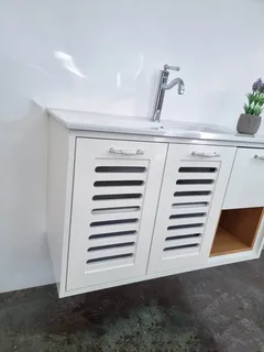 ארון אמבטיה תלוי רוחב 100 ס"מ בעומק 46 ס"מ צבע לבן מבריק עם כיור משטח חרס שקוע דגם פרח 100