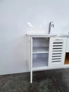 ארון אמבטיה תלוי רוחב 100 ס"מ בעומק 46 ס"מ צבע לבן מבריק עם כיור משטח חרס שקוע דגם פרח 100