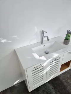 ארון אמבטיה תלוי רוחב 100 ס"מ בעומק 46 ס"מ צבע לבן מבריק עם כיור משטח חרס שקוע דגם פרח 100