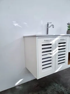 ארון אמבטיה תלוי רוחב 100 ס"מ בעומק 46 ס"מ צבע לבן מבריק עם כיור משטח חרס שקוע דגם פרח 100