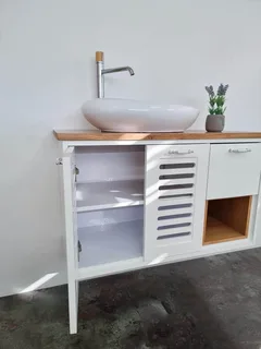 ארון אמבטיה תלוי רוחב 100 ס"מ בעומק 46 ס"מ צבע לבן מבריק עם משטח עץ מלא להנחת כיור מונח דגם לומבריה 100