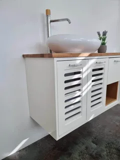 ארון אמבטיה תלוי רוחב 100 ס"מ בעומק 46 ס"מ צבע לבן מבריק עם משטח עץ מלא להנחת כיור מונח דגם לומבריה 100