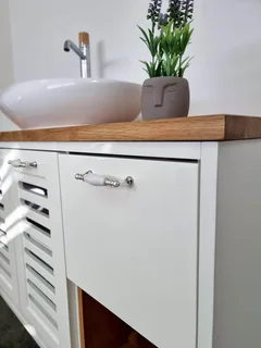 ארון אמבטיה תלוי רוחב 100 ס"מ בעומק 46 ס"מ צבע לבן מבריק עם משטח עץ מלא להנחת כיור מונח דגם לומבריה 100