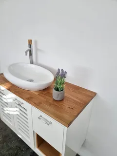 ארון אמבטיה תלוי רוחב 100 ס"מ בעומק 46 ס"מ צבע לבן מבריק עם משטח עץ מלא להנחת כיור מונח דגם לומבריה 100