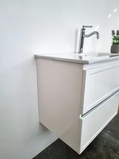 ארון אמבטיה תלוי רוחב 100 ס"מ בעומק 46 ס"מ צבע לבן מבריק עם כיור משטח חרס שקוע דגם קפלוניה 100