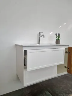 ארון אמבטיה תלוי רוחב 100 ס"מ בעומק 46 ס"מ צבע לבן מבריק עם כיור משטח חרס שקוע דגם קפלוניה 100