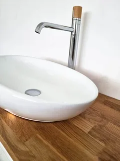 ארון אמבטיה תלוי רוחב 100 ס"מ בעומק 46 ס"מ צבע לבן מבריק עם משטח עץ מלא להנחת כיור מונח דגם סקיאטוס 100