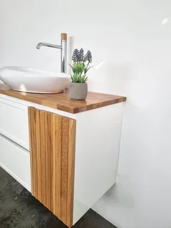 ארון אמבטיה תלוי רוחב 100 ס"מ בעומק 46 ס"מ צבע לבן מבריק עם משטח עץ מלא להנחת כיור מונח דגם סקיאטוס 100