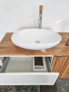 ארון אמבטיה תלוי רוחב 100 ס"מ בעומק 46 ס"מ צבע לבן מבריק עם משטח עץ מלא להנחת כיור מונח דגם סקיאטוס 100