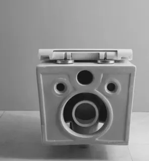 אסלה תלויה מלבנית אורך 51.5 ס"מ צבע לבן מבריק עם שטיפת Tornado ומושב קשיח טריקה שקטה ונשלף דגם תסליה