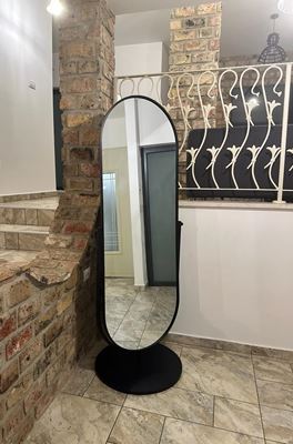 מראת גוף אובלית עומדת עם סטנד עשוי ממסגרת אל חלד צבע שחור מט רוחב 70 ס"מ גובה 180 ס"מ דגם LMB-11