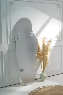 מראת גוף מרחפת בצורה אמורפית לתליה ללא מסגרת רוחב 70 ס"מ גובה 180 ס"מ דגם LM-53