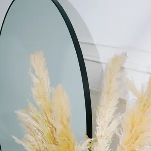 מראת גוף מרחפת עגולה לתליה עם מסגרת אל חלד צבע שחור מט מגיעה בקוטר 150 ס"מ מק"ט 5056B