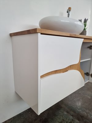 ארון אמבטיה תלוי רוחב 100 ס"מ בעומק 46 ס"מ צבע לבן מבריק עם משטח עץ מלא להנחת כיור מונח וכולל ארון שירות גובה 120 ס"מ דגם גאנא 100