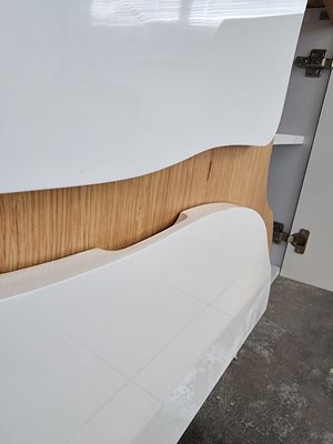 ארון אמבטיה תלוי רוחב 100 ס"מ בעומק 46 ס"מ צבע לבן מבריק עם משטח עץ מלא להנחת כיור מונח וכולל ארון שירות גובה 120 ס"מ דגם גאנא 100