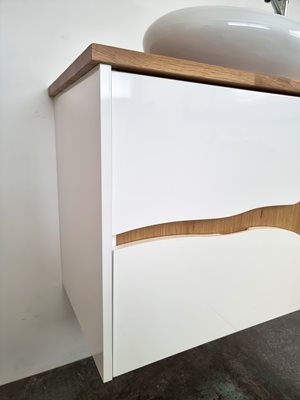 ארון אמבטיה תלוי רוחב 100 ס"מ בעומק 46 ס"מ צבע לבן מבריק עם משטח עץ מלא להנחת כיור מונח וכולל ארון שירות גובה 120 ס"מ דגם גאנא 100