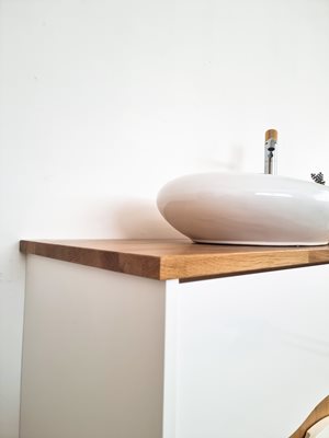 ארון אמבטיה תלוי רוחב 100 ס"מ בעומק 46 ס"מ צבע לבן מבריק עם משטח עץ מלא להנחת כיור מונח וכולל ארון שירות גובה 120 ס"מ דגם גאנא 100