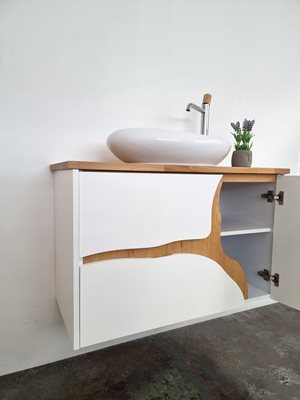 ארון אמבטיה תלוי רוחב 100 ס"מ בעומק 46 ס"מ צבע לבן מבריק עם משטח עץ מלא להנחת כיור מונח וכולל ארון שירות גובה 120 ס"מ דגם גאנא 100