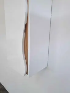 ארון אמבטיה תלוי רוחב 100 ס"מ בעומק 46 ס"מ צבע לבן מבריק עם משטח עץ מלא להנחת כיור מונח וכולל ארון שירות גובה 120 ס"מ דגם גאנא 100