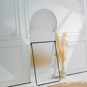 מראת גוף אובלית עומדת עם סטנד עשוי ממסגרת אל חלד צבע לבן מט וניתן גם לתלות אותה רוחב 70 ס"מ גובה 180 ס"מ דגם LMB-15W