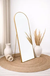 מראת גוף אובלית עומדת עם סטנד עשוי ממסגרת אלומיניום אל חלד צבע זהב מט וניתן גם לתלות אותה רוחב 70 ס"מ גובה 180 ס"מ דגם LMB-15G